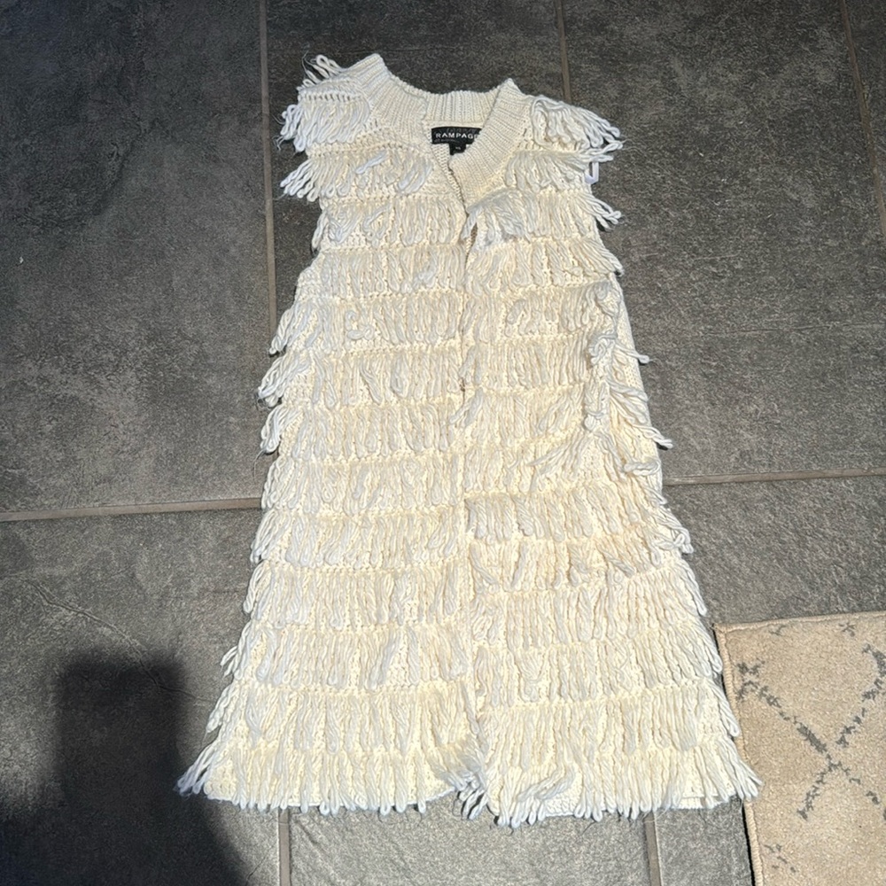 Rampage Women’s White Vest with Shag Fringe like Design latch closure Size XS